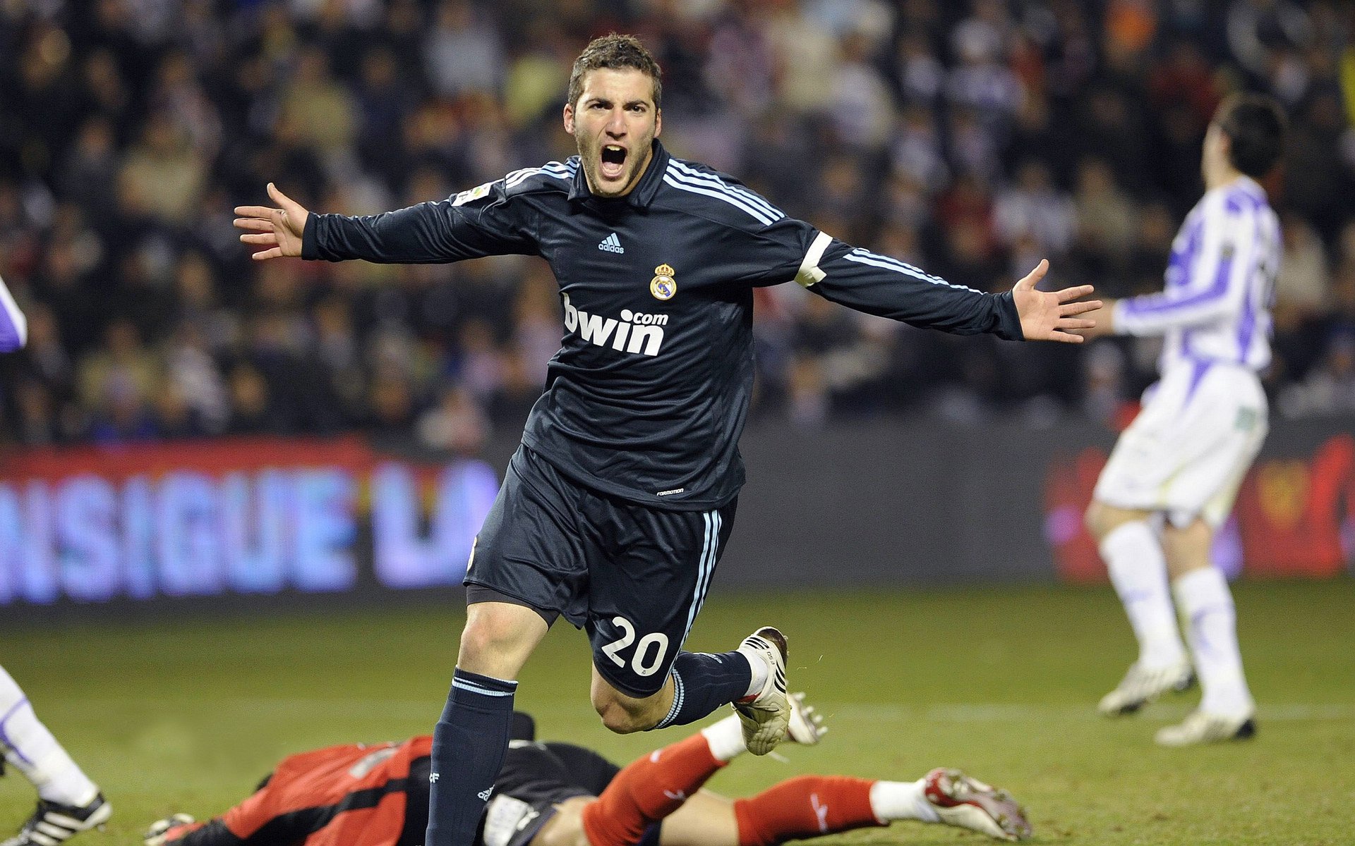 德国媒体赞瑞士为“雪地足球技术模板”，雪地足球场地尺寸